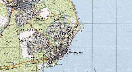 <p>Topografische kaart van Volendam uit 1984. Het terrein tussen de M.C. Veermanlaan en Dijkgraaf de Ruiterlaan is inmiddels volgebouwd, maar in het gebied ten noorden daarvan staan nog geen fabrieksgebouwen. (Waterlands Archief)</p>

